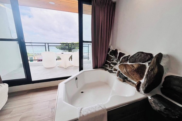 Deluxe Double Room, 1 Double Bed, Balcony, Ocean View | Bathroom | Free toiletries, hair dryer, slippers, towels
