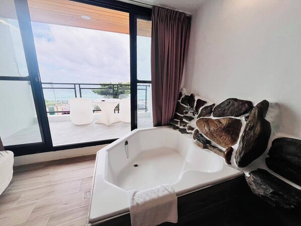 华丽双人房, 1 张双人床, 阳台, 海洋景观 | 浴室 | 免费洗浴用品、吹风机、拖鞋、毛巾