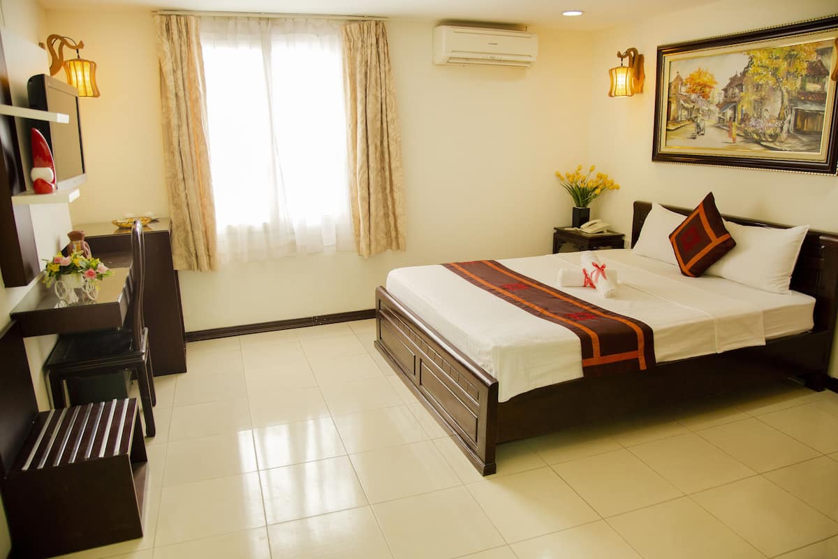Deluxe Double or Twin Room | Minibar, in-room safe, desk, soundproofing