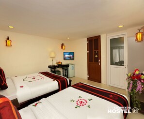 Minibar, in-room safe, desk, soundproofing - Hanoi City Backpackers Hostel (Hanoi)