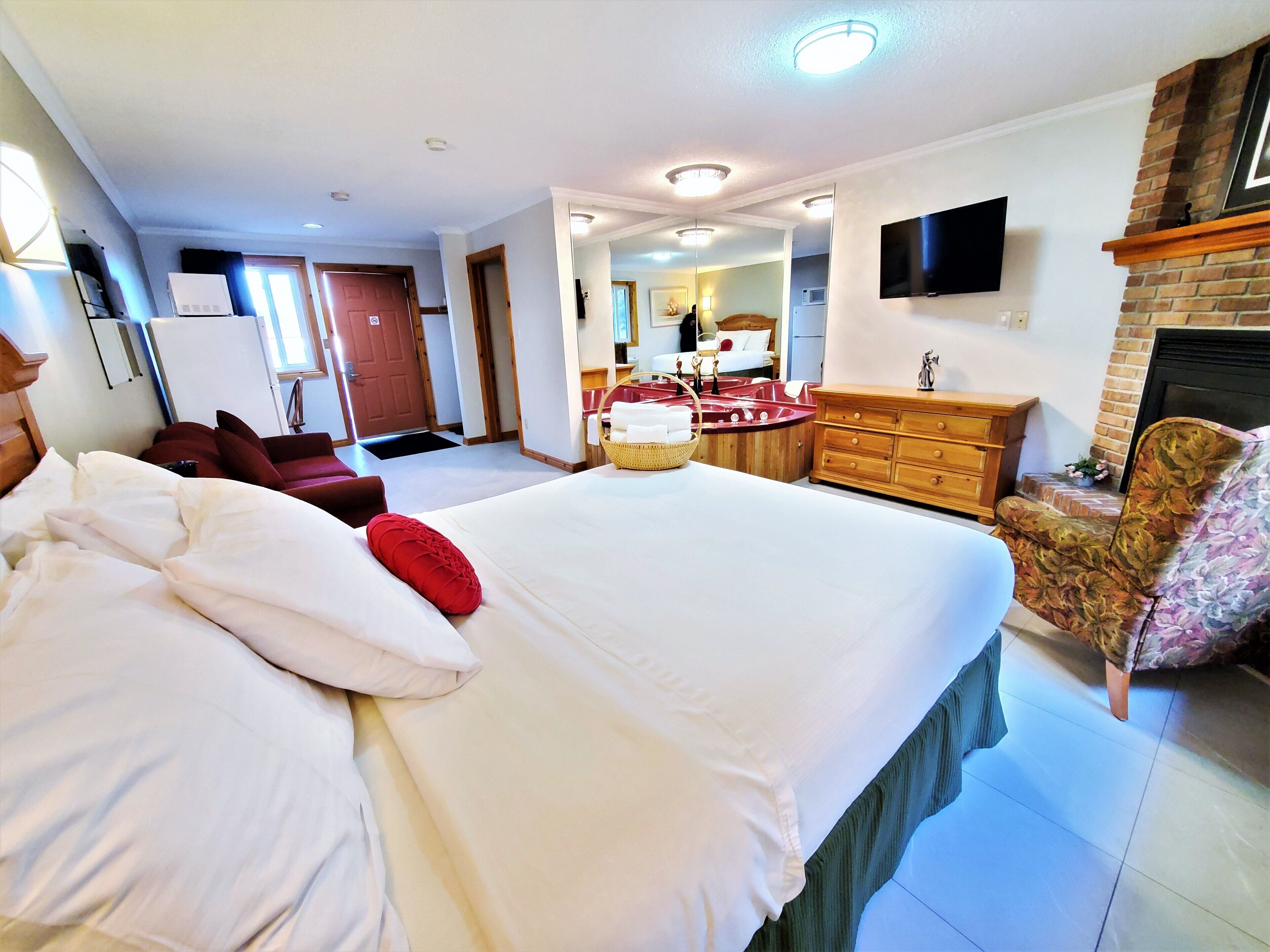 Suite, 1 Queen Bed, Non Smoking, Jetted Tub | Down comforters, minibar, desk, laptop workspace