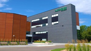 Ein modernes Gebäude mit einem Schild, auf dem "Algonquin College" steht.