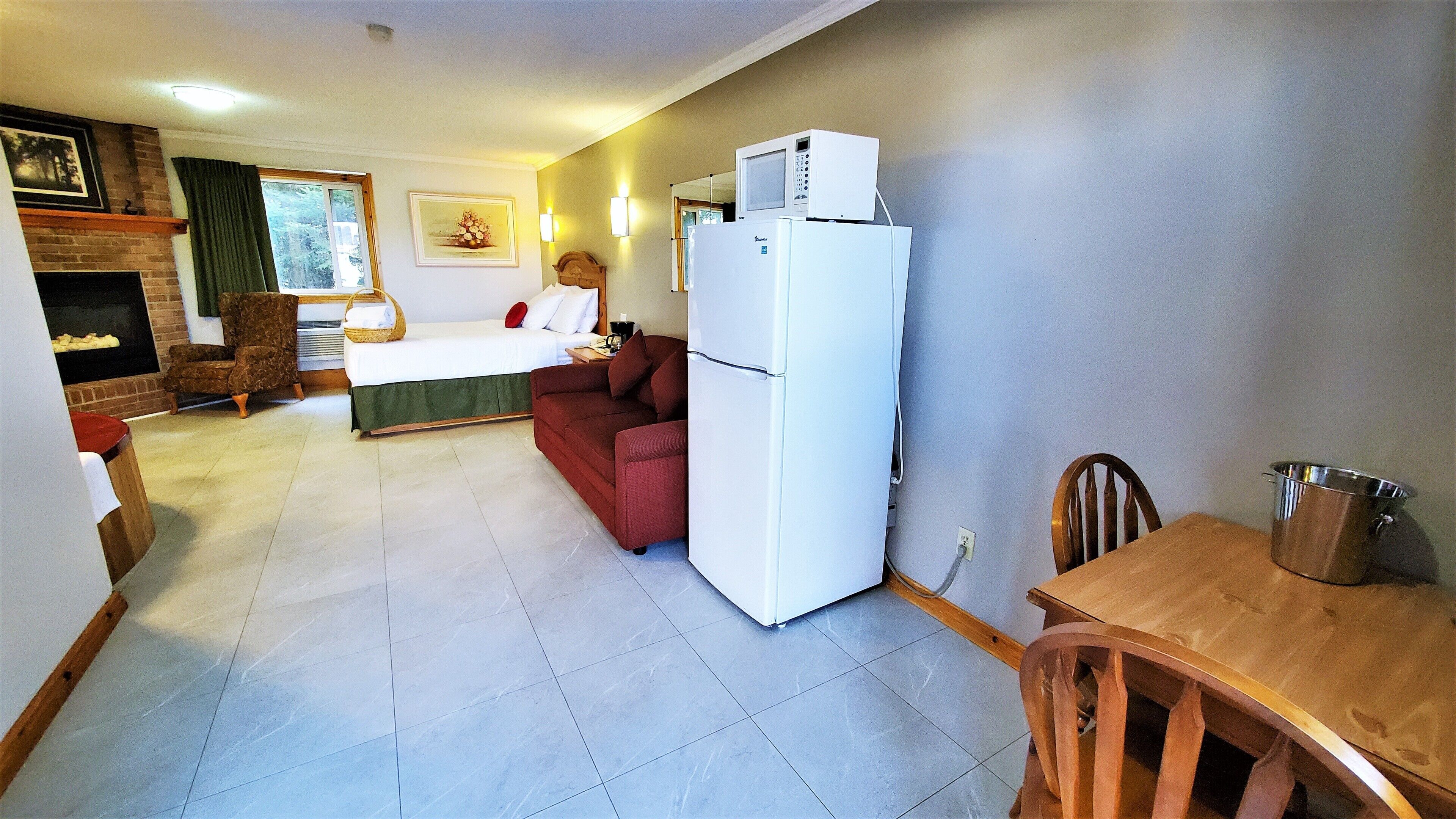 Phòng Suite, 1 giường cỡ queen, không hút thuốc, bồn tắm thủy lực | Chăn bông, minibar, bàn, khu vực làm việc phù hợp cho laptop 