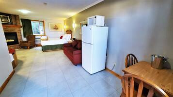 Phòng Suite, 1 giường cỡ queen, không hút thuốc, bồn tắm thủy lực | Chăn bông, minibar, bàn, khu vực làm việc phù hợp cho laptop