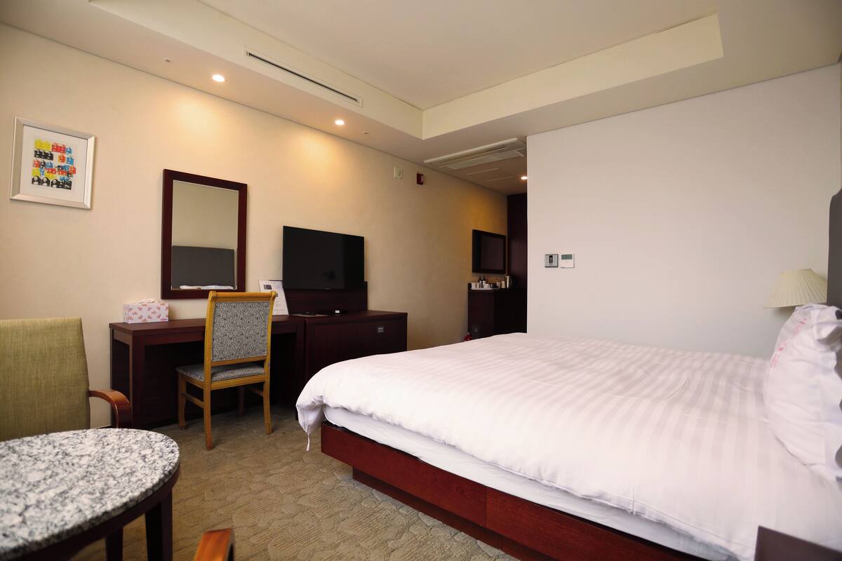 Skrivebord, strykejern/-brett og wi-fi (inkludert)