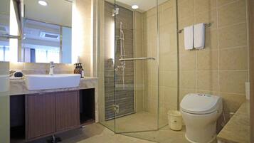 Quarto premium | Banheiro | Secador de cabelo, chinelos, toalhas de banho