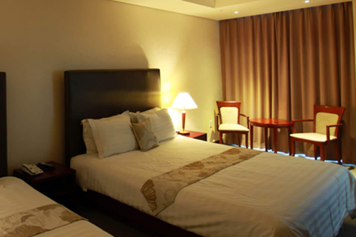 Desk, iron/ironing board, rollaway beds, free WiFi