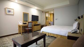 Superior Double Room, 1 Bedroom | Desk, iron/ironing board, free WiFi, bed sheets