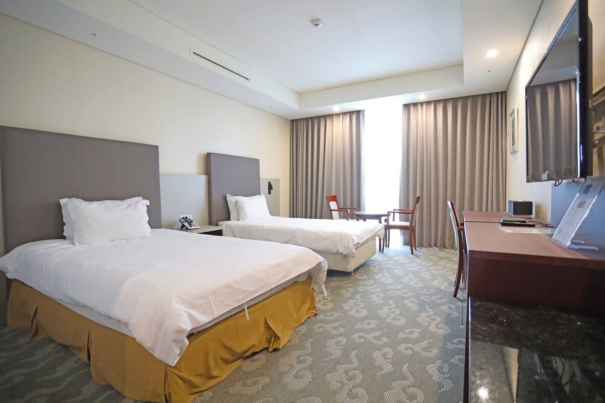 Deluxe Twin Room, 1 Bedroom | Desk, iron/ironing board (on request), WiFi (free), bed sheets