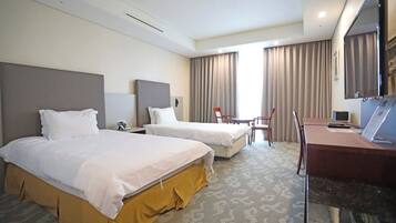 Deluxe Twin kamer, 1 slaapkamer | Een bureau, een strijkplank/strijkijzer, gratis wifi, beddengoed