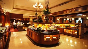 A buffet area with a central island, multiple serving stations, and a chandelier. - HARRIWAY GARDEN HOTEL CHANG AN (Dongguan)