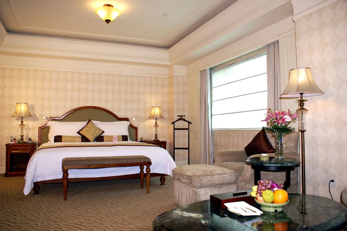 Club Suite Room | Premium bedding, minibar, in-room safe, desk