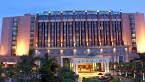 A large hotel with a symmetrical facade, multiple floors, and a central entrance. - HARRIWAY GARDEN HOTEL CHANG AN (Dongguan)
