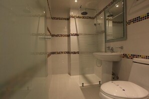 Ducha, artículos de higiene personal gratuitos y secador de pelo