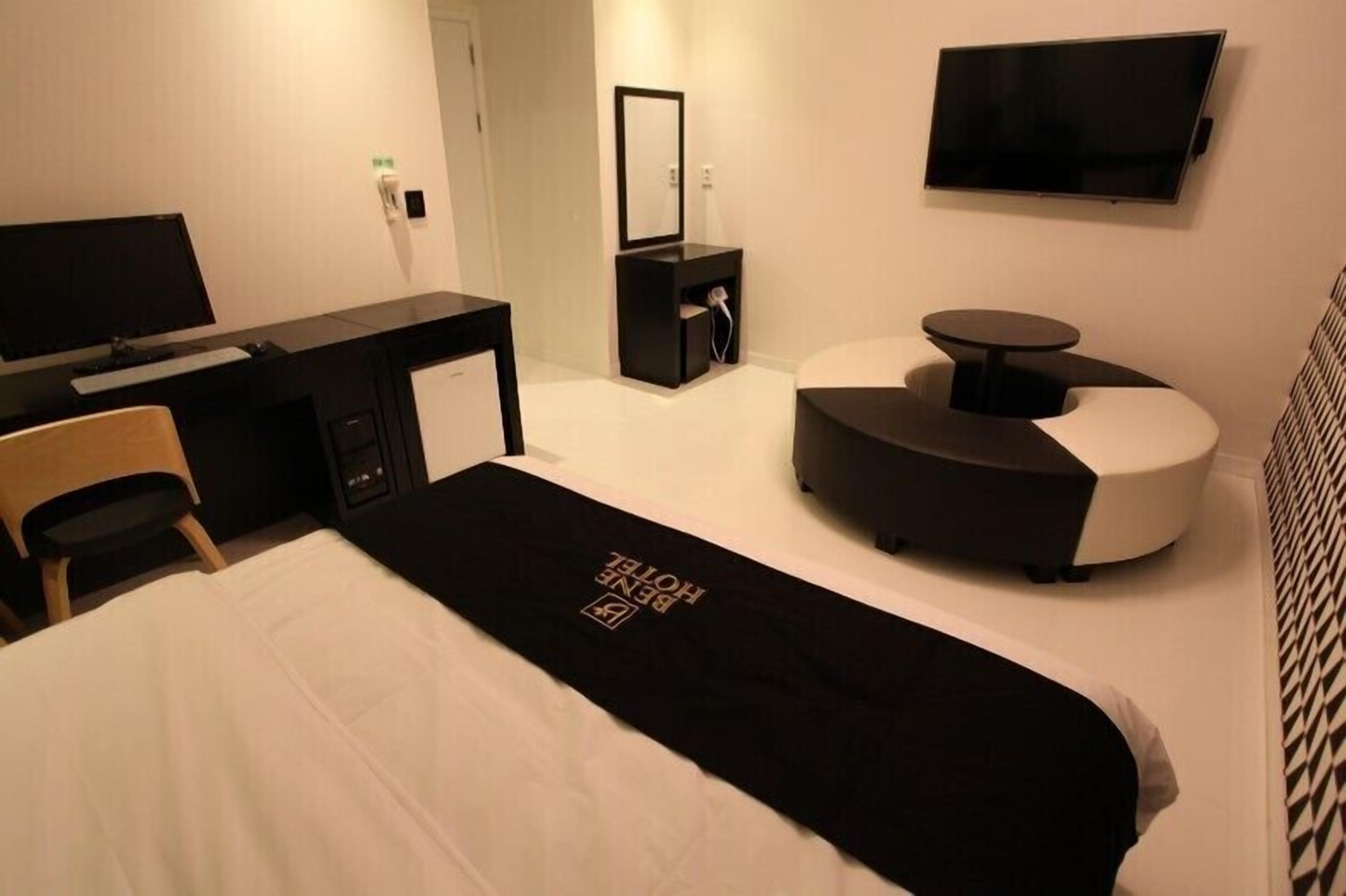 Deluxe Double Room | Living area | Flat-screen TV