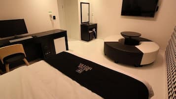 Deluxe Double Room | Living area | Flat-screen TV