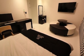 Quarto casal luxo | Área de estar | TV de tela plana