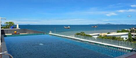 2 outdoor pools, a rooftop pool