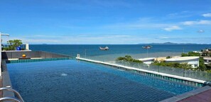 2 albercas al aire libre y alberca en la azotea