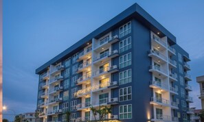 A multi-story hotel with balconies, large windows, and a modern architectural design. - Sunday Beachfront View Jomtien Pattaya (Pattaya)