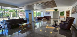 Lobby sitting area - Sunday Beachfront View Jomtien Pattaya (Pattaya)