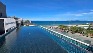2 座室外游泳池和頂樓游泳池