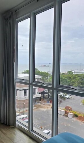 Studio | Pemandangan dari bilik