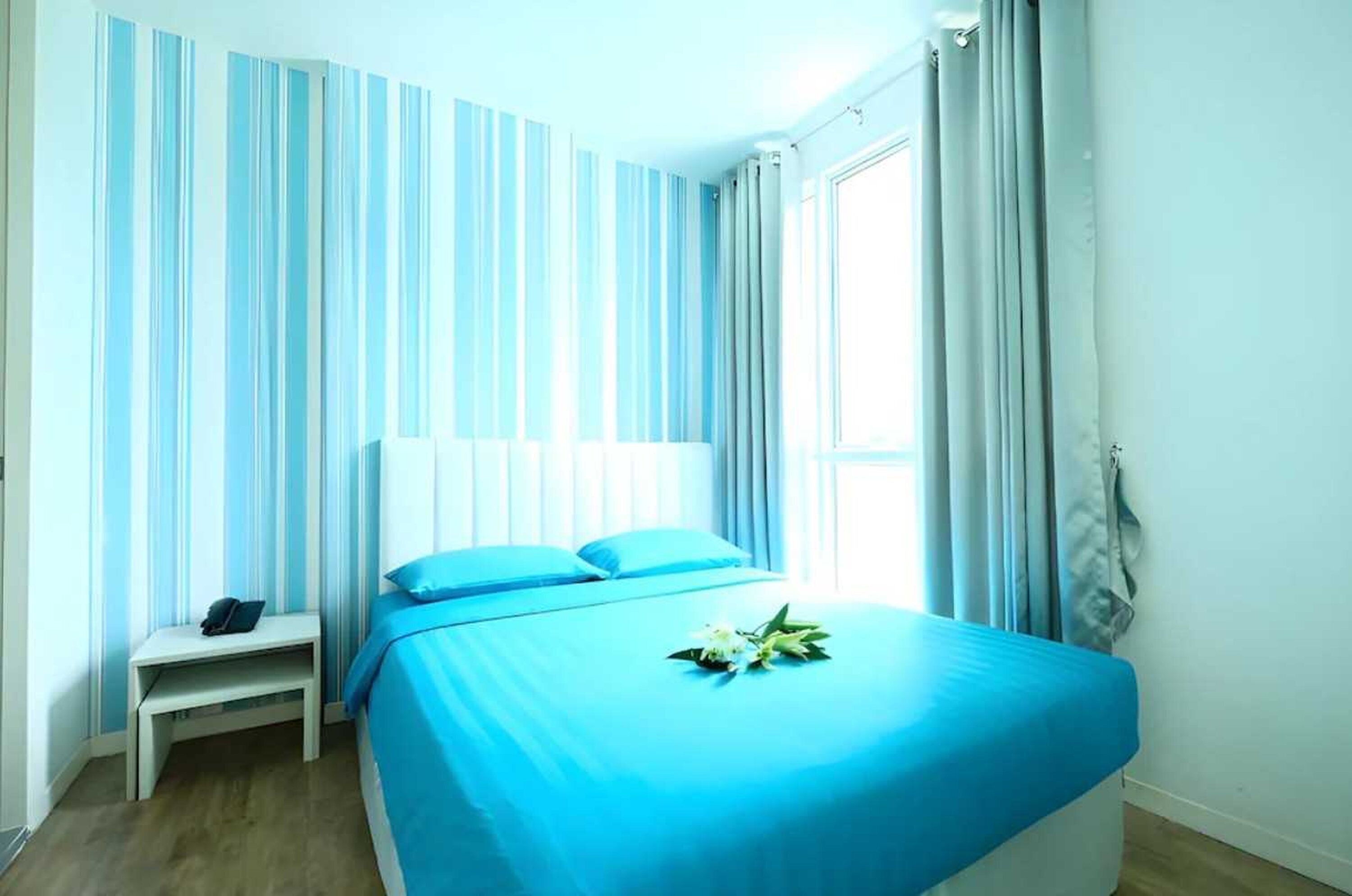 Deluxe Double Room | In-room safe, laptop workspace, bed sheets