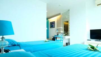 Deluxe Twin Room | In-room safe, laptop workspace, bed sheets