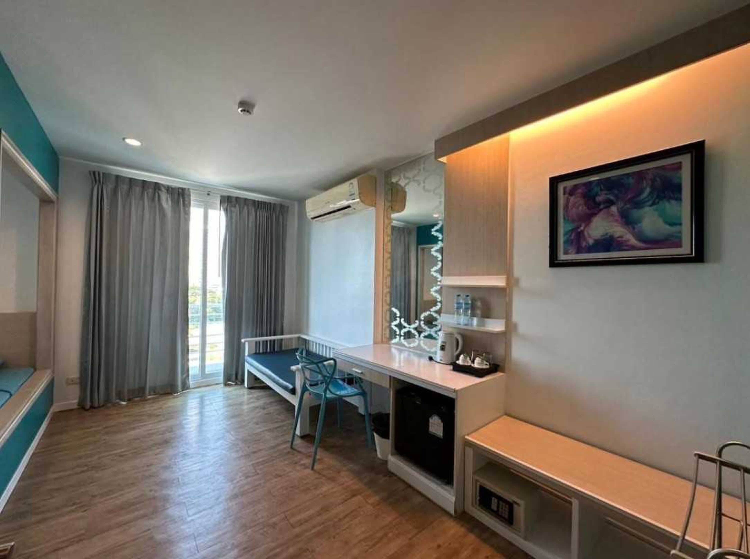 华丽双人房 | 客房内保险箱、笔记本电脑工作区、床单