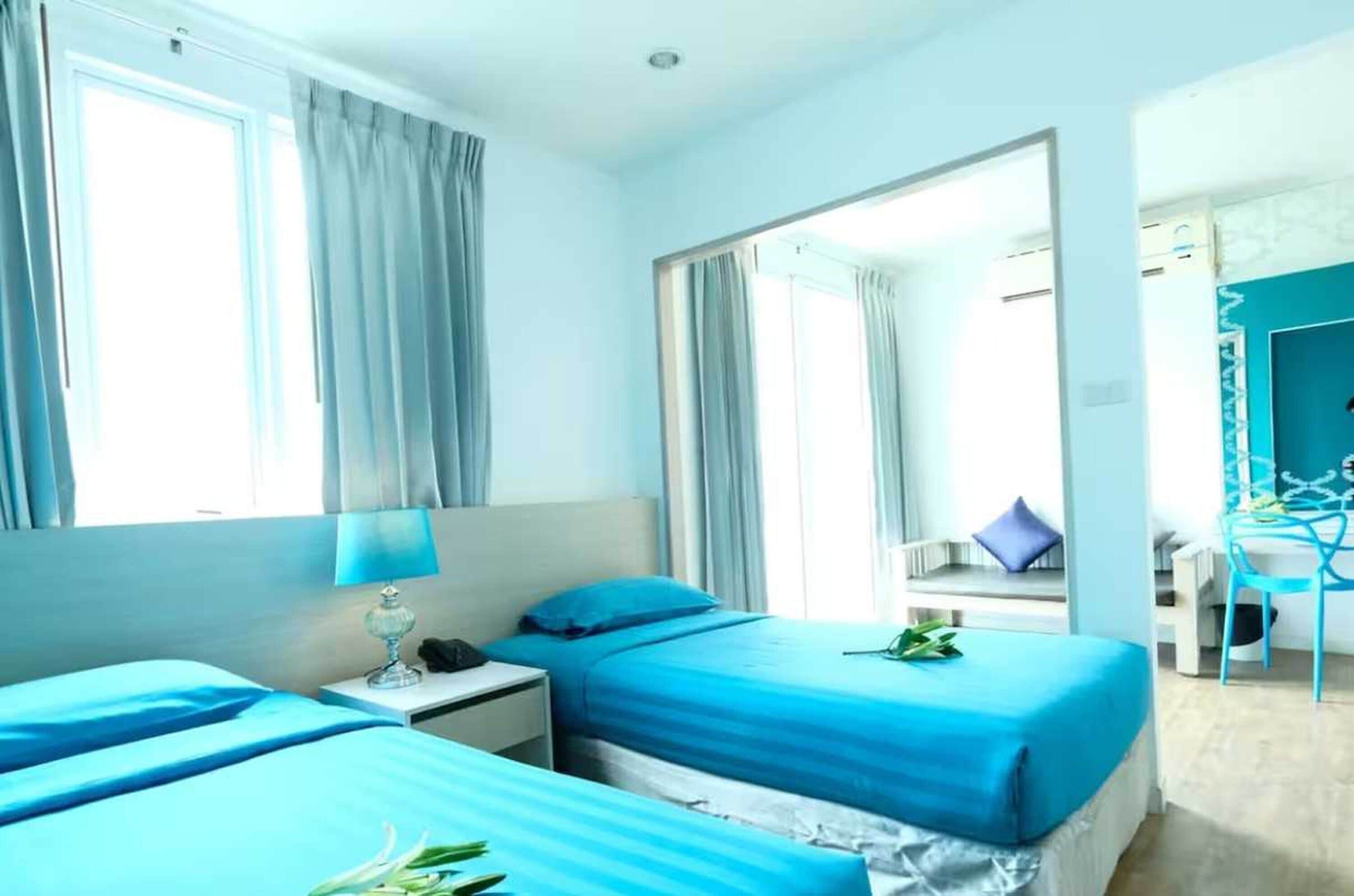 Deluxe Twin Room | In-room safe, laptop workspace, bed sheets
