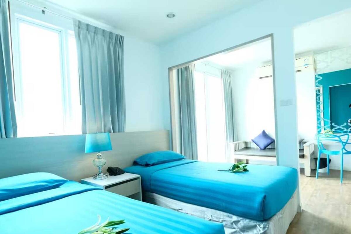 华丽双床房 | 客房内保险箱、笔记本电脑工作区、床单