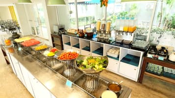 Petit déjeuner buffet (200 THB par personne)