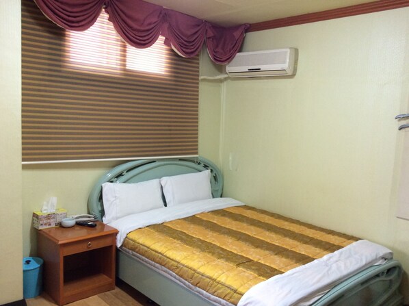 Standard Double Room | Free WiFi, bed sheets