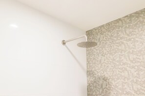 Quarto luxo | Banheiro | Chuveiro, produtos de toalete grátis, toalhas de banho 