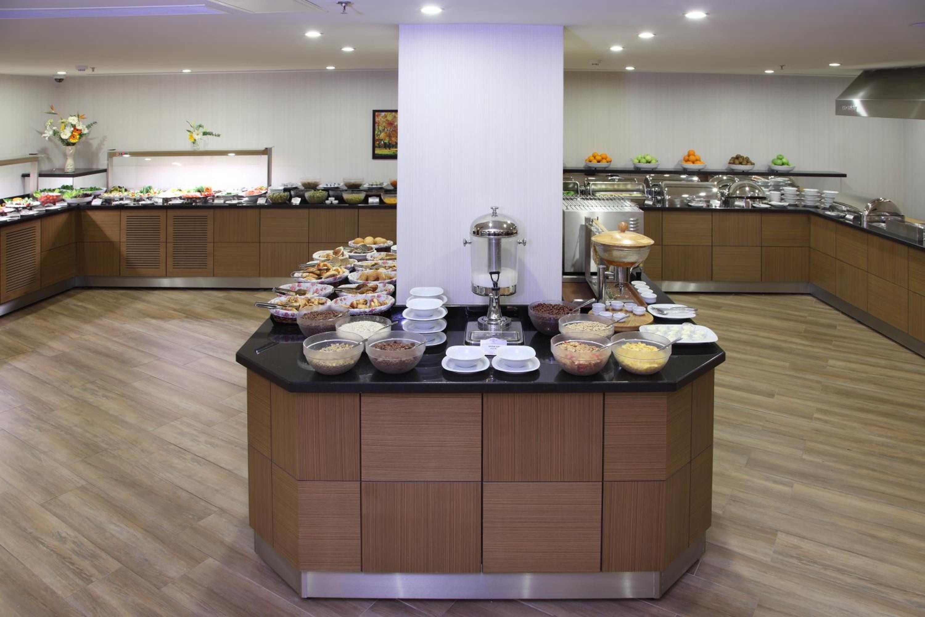 breakfast, lunch, dinner served; international cuisine