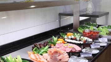 Serveert ontbijt, lunch, diner, internationale gerechten