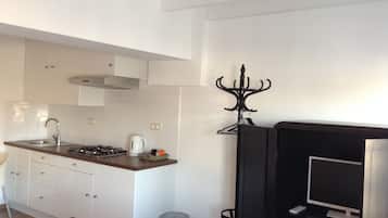 Fridge, coffee/tea maker