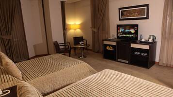 Chambre Standard avec lits jumeaux | Coin séjour | Télévision LCD