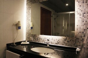 Bathtub, free toiletries, hair dryer, bathrobes - Akkoç Butik Otel (Adana)