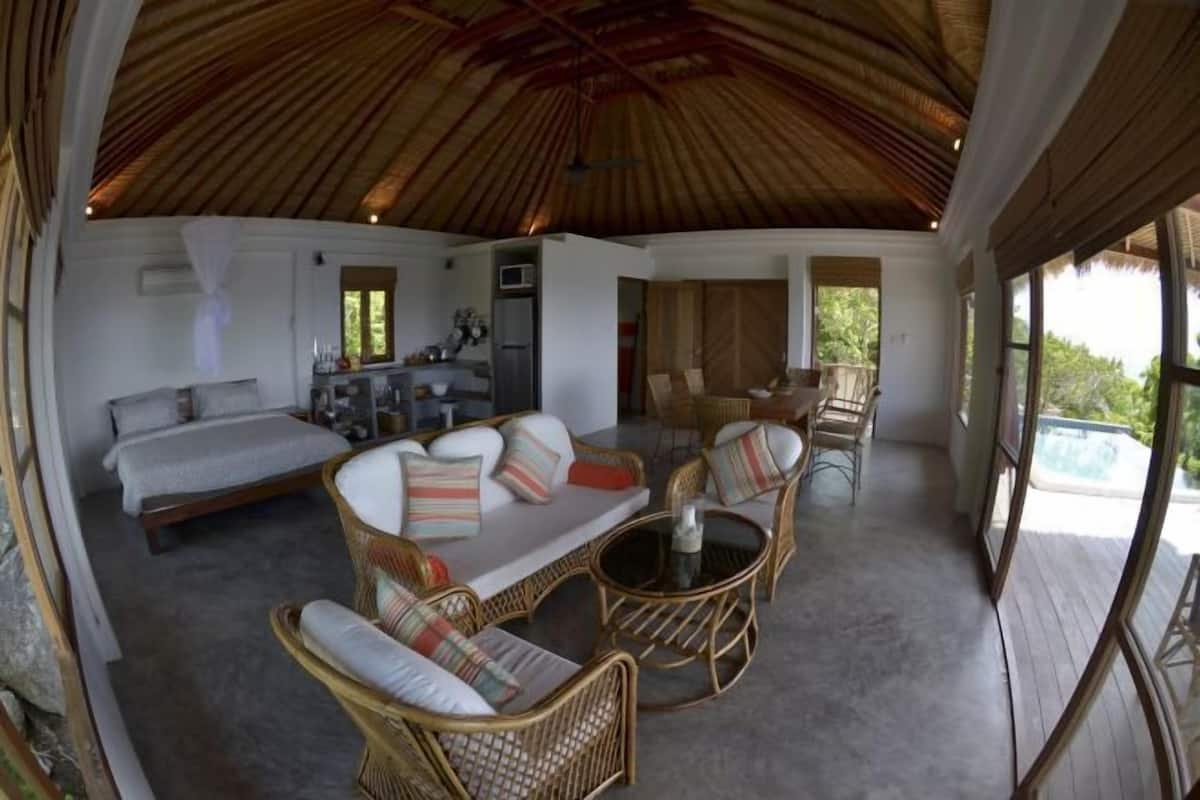 Minibar, caja de seguridad en la habitación y decoración personalizada