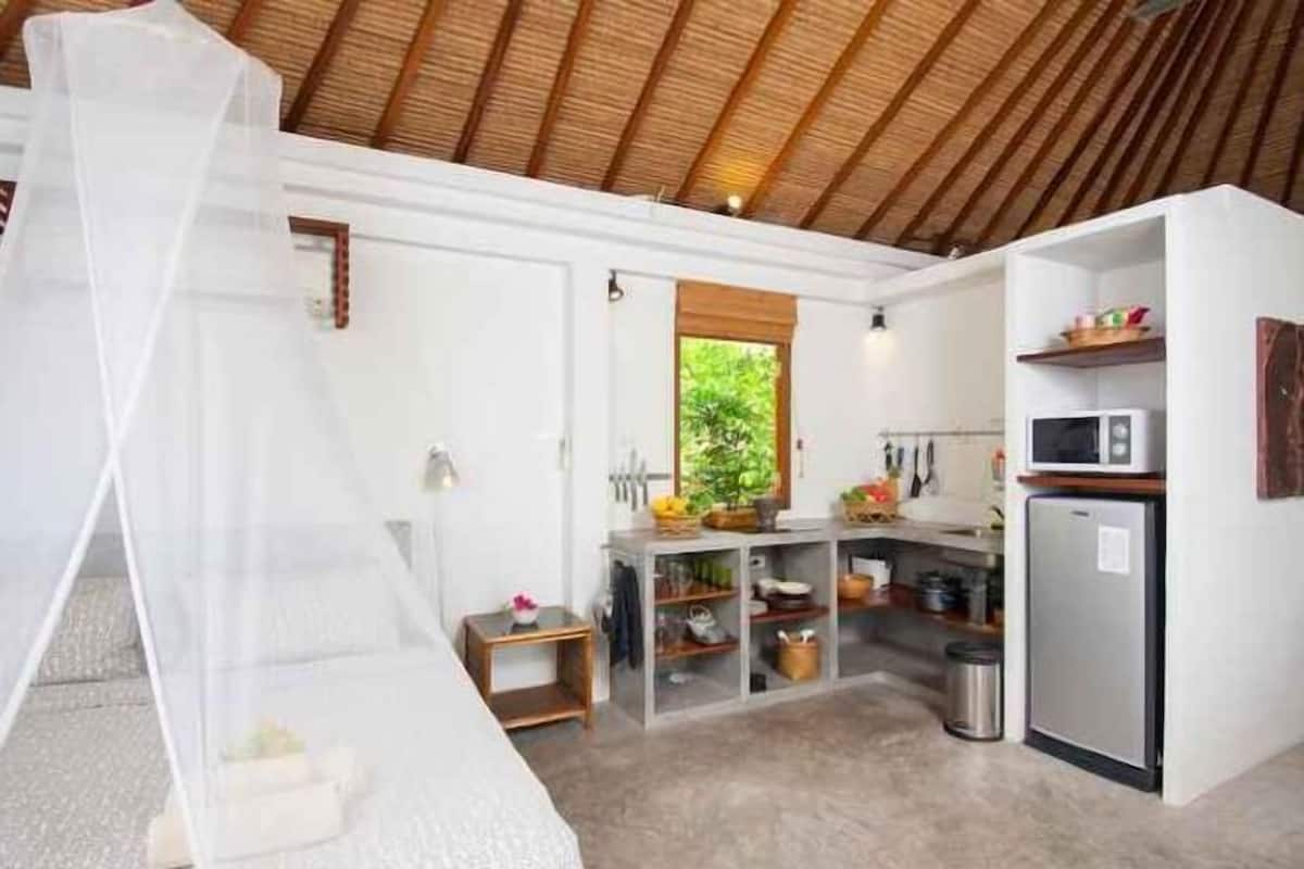 Minibar, caja de seguridad en la habitación y decoración personalizada