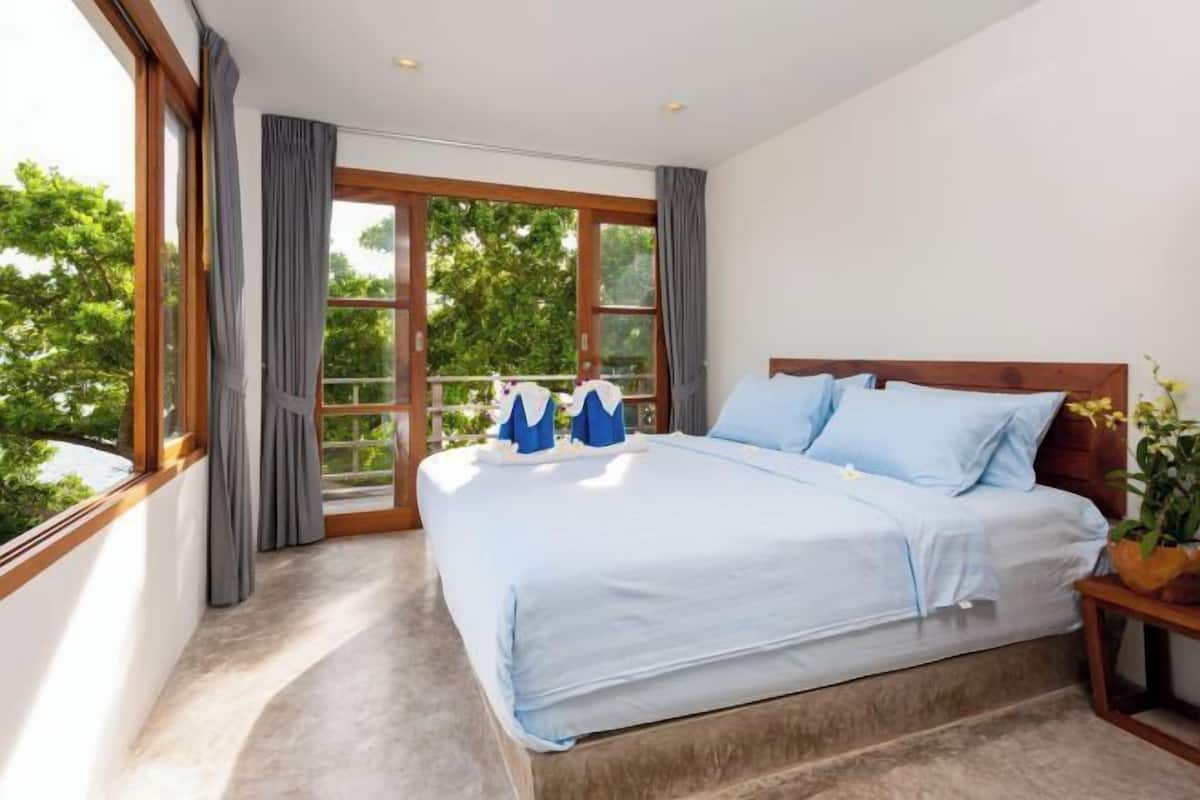 Minibar, caja de seguridad en la habitación y decoración personalizada