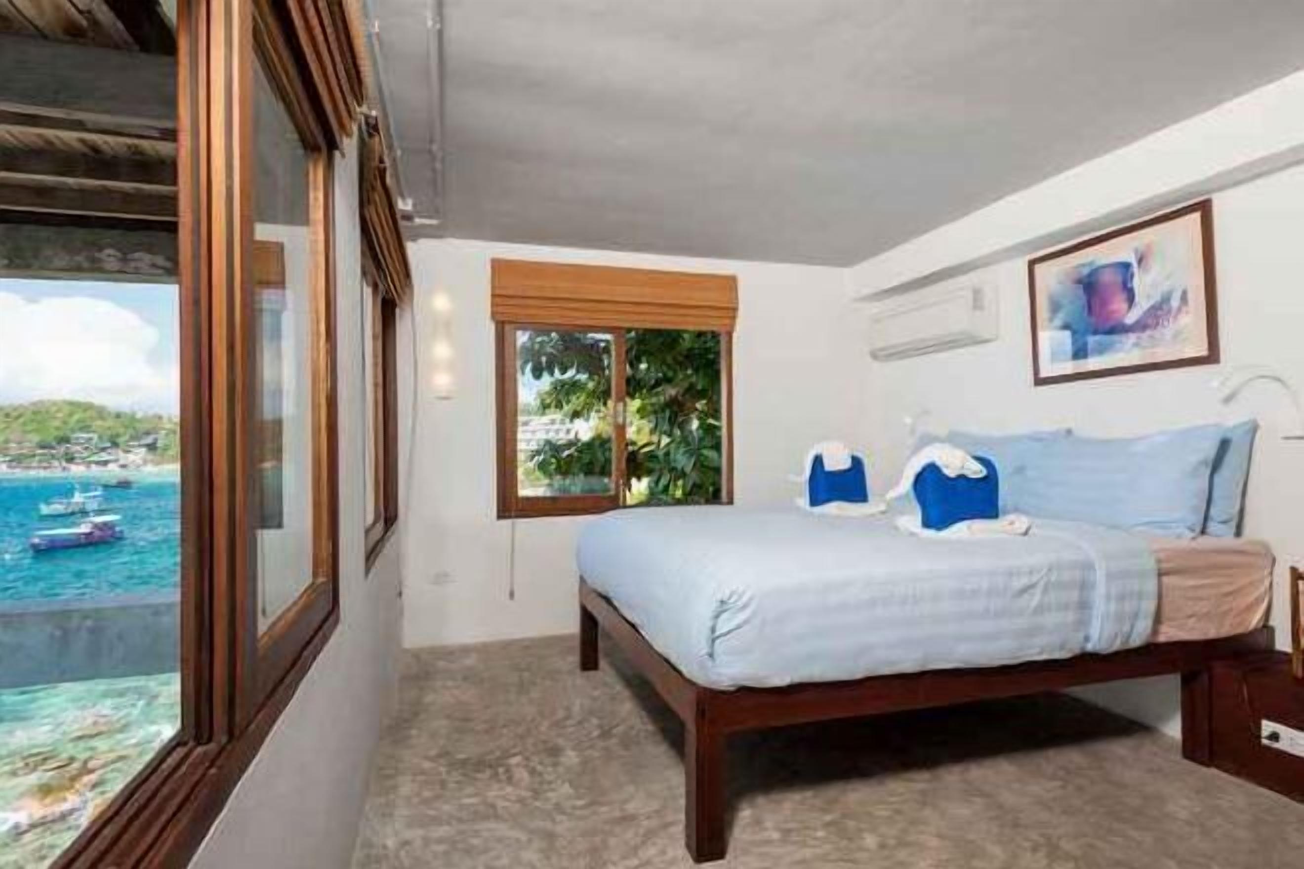 Minibar, in-room safe, individually decorated, individually furnished