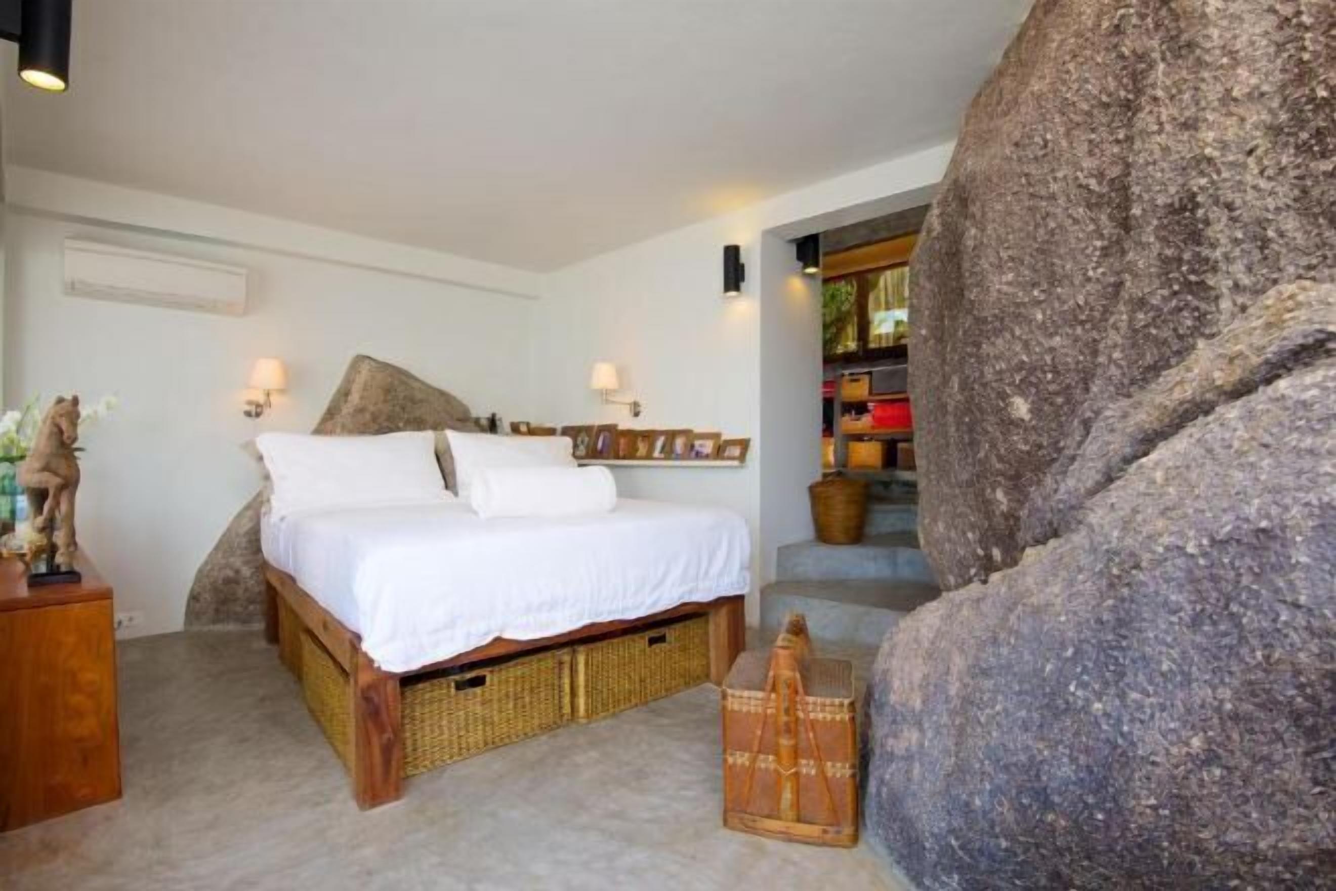 Minibar, in-room safe, individually decorated, individually furnished