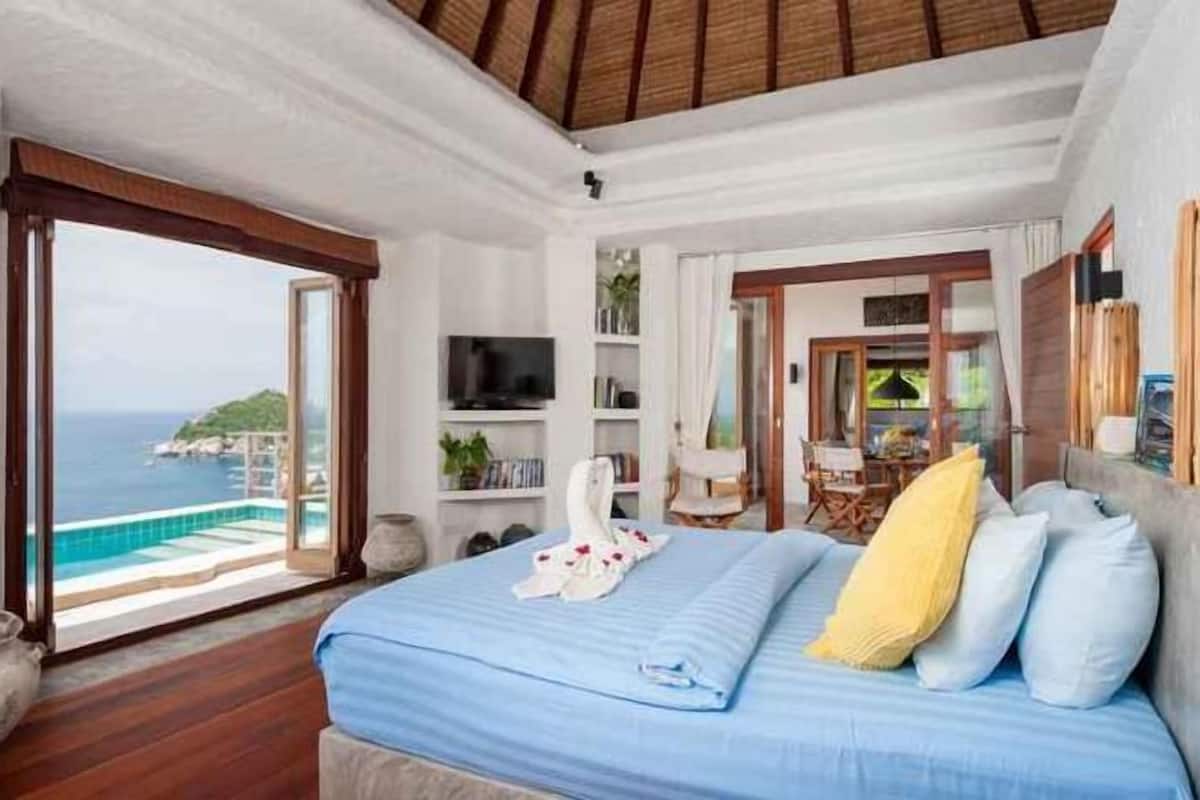 Minibar, caja de seguridad en la habitación y decoración personalizada