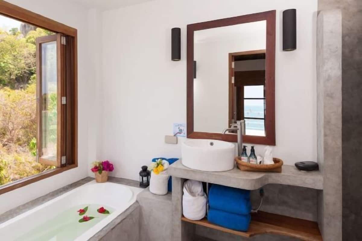 Shower, rainfall showerhead, free toiletries, hair dryer