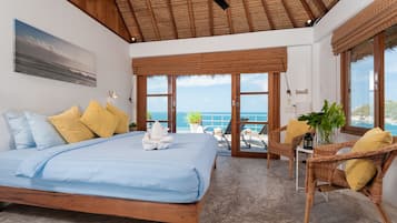 C22 Family Three-Bedroom Pool Villa | Minibar, coffres-forts dans les chambres, décoration personnalisée