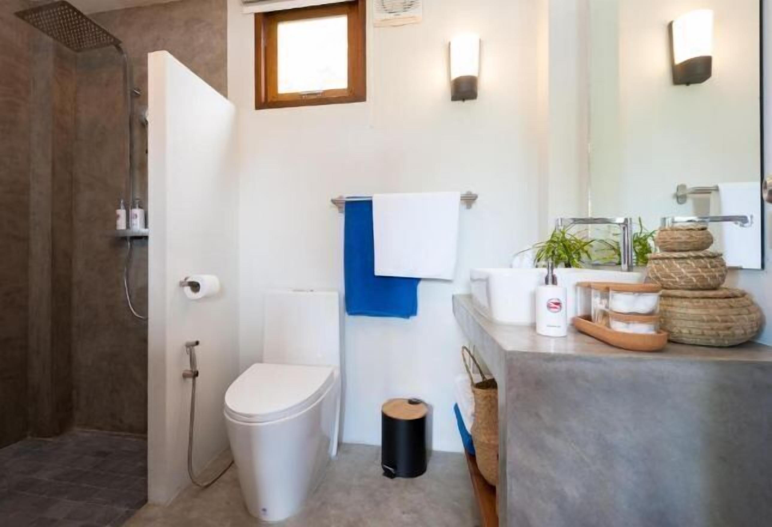 Shower, rainfall showerhead, free toiletries, hair dryer