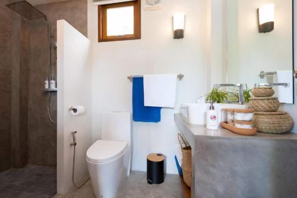 Shower, rainfall showerhead, free toiletries, hair dryer